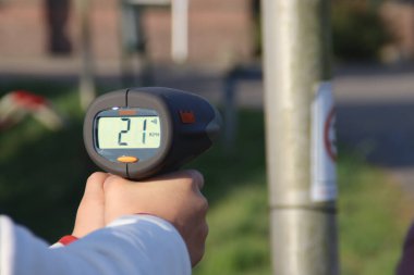 Hollanda 'nın Oud Verlaat kentindeki Veilig Verkeer Nederland gönüllüleri için lazer silahıyla hız kontrolü.