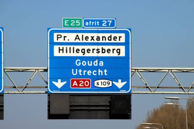A16. Otoyol 'dan Den Haag ve Gouda' ya giden yol için mavi yön ve bilgi işareti (A20) ve Utrecht