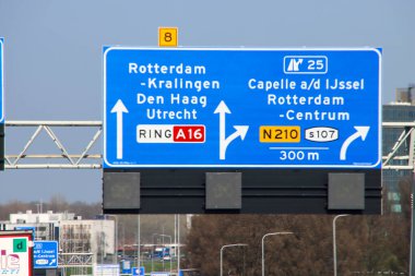 N210 'da Capelle' e giden A-16 otoyolu ve Rotterdam 'ın merkezi için mavi yön ve bilgi işareti.