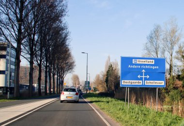 Hollanda 'daki Oostgaarde ve Schollevaar için N219 otoyolu üzerindeki istikamet ve bilgi işareti.