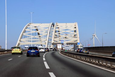 De van Brienenoordbrug operasyon snelweg A 16 üzerinde de Nieuwe Maas Rotterdam. Deze brug wordt binnenkort gerenoveerd.