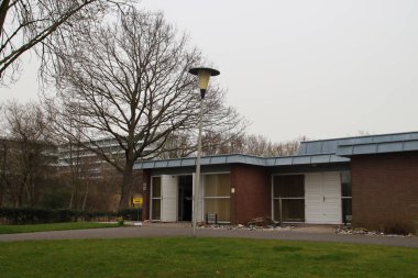 Hollanda 'daki Nieuwerkerk aan den IJssel' deki bir mezarlıkta geçici oy kullanma merkezi.