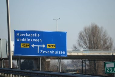 Hollanda 'nın Oud Verlaat kentindeki Veilig Verkeer Nederland gönüllüleri için lazer silahıyla hız kontrolü.