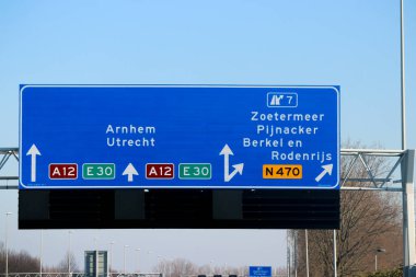 Hollanda 'daki Zoetermeer (N470) karayolu A12 Juntion yolu üzerindeki istikamet için mavi yön ve bilgi işareti
