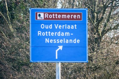 Hollanda 'daki Oud Verlaat ve Rotterdam Nesselande kavşağı için N219 karayolu üzerindeki yol tarifi için mavi yön ve bilgi işareti