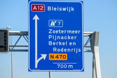 Hollanda 'daki Zoetermeer (N470) karayolu A12 Juntion yolu üzerindeki istikamet için mavi yön ve bilgi işareti