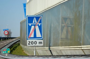 Otoyol A12 kavşağındaki yönler için mavi yön ve bilgi işareti 200 metreden fazla yolu gösteriyor.. 