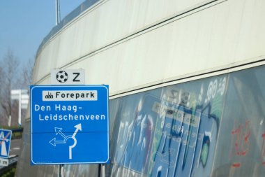 Hollanda 'daki Haag leidschenveen' e giden A12 numaralı otoyol kavşağı için mavi yön ve bilgi işareti.