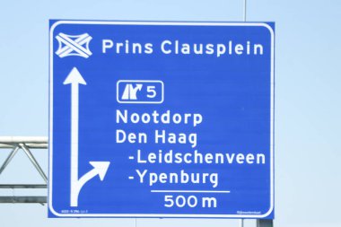 Nootdorp ve Prins Prusplein 'e giden A12 numaralı otoyol kavşağı için mavi yön ve bilgi işareti