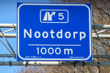 Hollanda 'daki Nootdorp' a giden A12 numaralı otoyol kavşağı için mavi yön ve bilgi işareti.