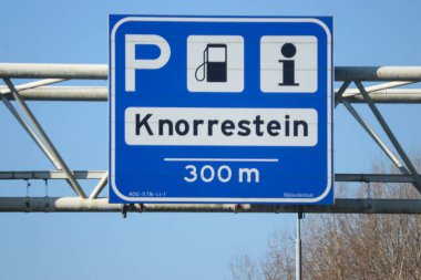 Otoyol A12 'deki benzin istasyonuna ve Zoetermeer' deki Knorrestein otoparkına giden yol için mavi yön ve bilgi işareti.