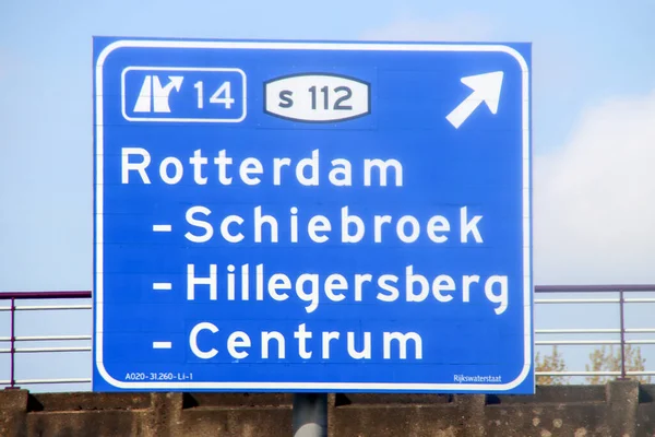 Rotterdam 'daki Schiebroek, Hillegersberg ve Centrum kavşağına giden A20 otoyolunun mavi yönü ve bilgi işareti.