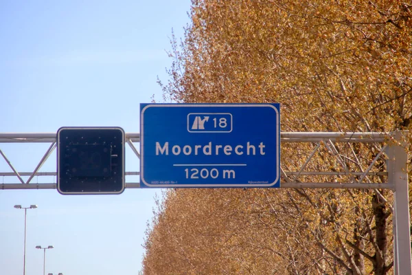 Hollanda 'daki 18. Moordrecht kavşağına giden A20 otoyolunun mavi yönü ve bilgi işareti.