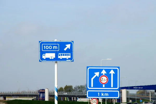 货车及巴士专用车道A20号高速公路指示的蓝色信息标志 — 图库照片