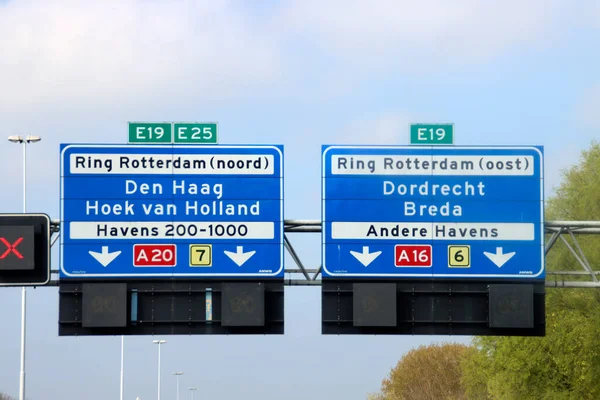 Hollanda 'daki A16 Dordrecht ve A20 Hoek van Holland ve Lahey istikametleri için A20 karayolu üzerindeki yönler için Mavi Yön tabelası.