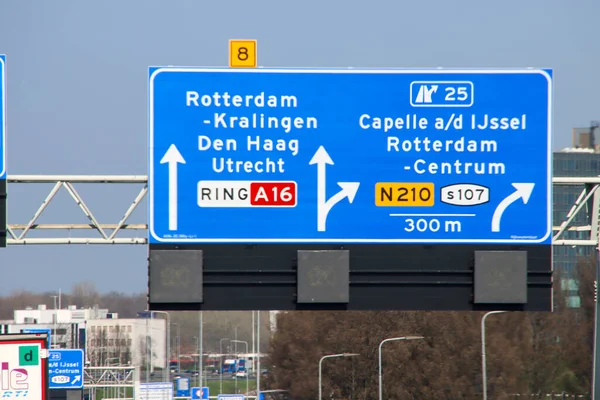N210 'da Capelle' e giden A-16 otoyolu ve Rotterdam 'ın merkezi için mavi yön ve bilgi işareti.
