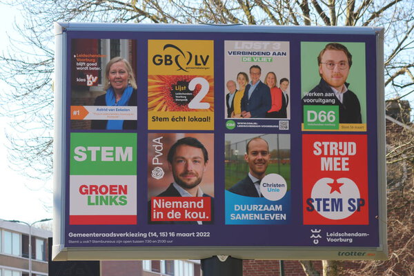 Избирательные плакаты на знаке "Троттер", подготовленные муниципалитетом к выборам в городской совет 