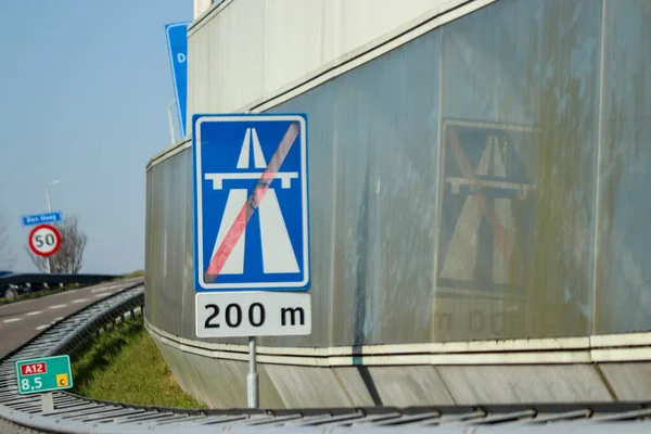 Otoyol A12 kavşağındaki yönler için mavi yön ve bilgi işareti 200 metreden fazla yolu gösteriyor.. 