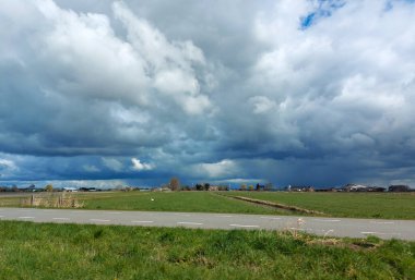 Hollanda 'da N219 ve Zuidplaspolder yolu üzerindeki kara kümülüs bulutları