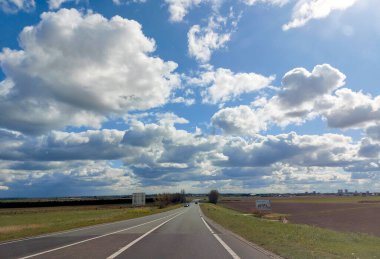 Hollanda 'da N219 ve Zuidplaspolder yolu üzerindeki kara kümülüs bulutları