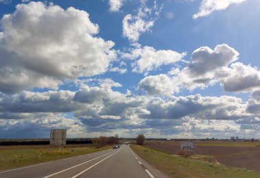 Hollanda 'da N219 ve Zuidplaspolder yolu üzerindeki kara kümülüs bulutları