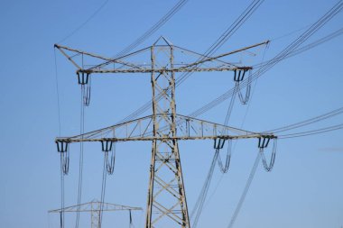 Yüksek voltaj iletimi için yüksek çelik sütunlar