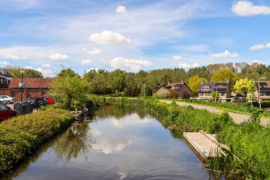 Hollanda 'daki Nieuwerkerk aan den IJssel' deki Zuidplaspolder 'ın halka kanalı