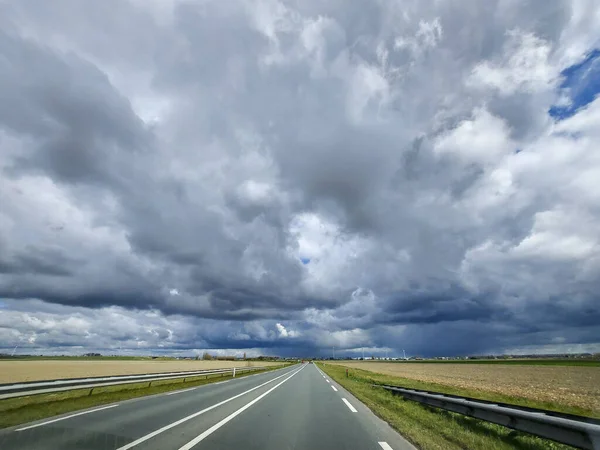 Ciemne Chmury Cumulus Nad Drogą N219 Zuidplaspolder Holandii — Zdjęcie stockowe