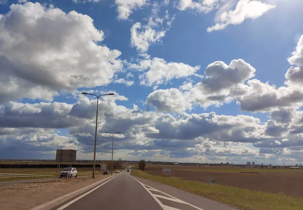 オランダの道路N219とZuidplamperの上の暗い積雲 — ストック写真