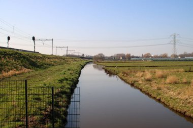 Hollanda 'daki Nieuwerkerk aan den IJssel' deki Alexanderpolder 'de sulama kanalları olan çayırlar.