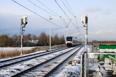 Nieuwerkerk 'deki Zuidplaspolder' da Tweede Tochtweg 'in etrafından geçen demiryolu.