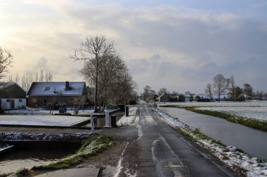 Nieuwerkerk 'deki Zuidplaspolder' da Tweede Tochtweg 'in etrafından geçen demiryolu.