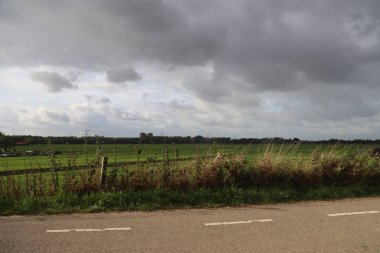 Hollanda 'daki Nieuwerkerk aan den IJssel' de Hollandsche IJssel 'in çayırları ve nehirleri boyunca uzanır.