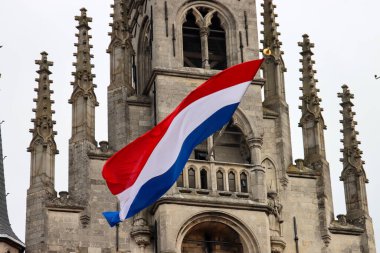 Hollanda 'da 750 yıllık Gouda kutlamaları sırasında Gouda Markt' ındaki antik belediye binasında bayraklar