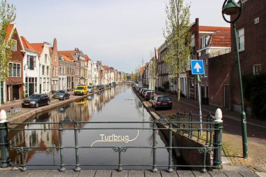 Hollanda 'daki Lage Gouwe' da bulunan Gouda antik kentinde bulunan kanal.