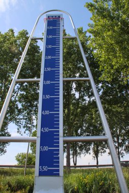 Hollanda 'nın en düşük noktası için Nieuwerkerk aan den IJssel' deki heykel fok balığının 6 bin 74 metre altında. Burası Zuidplaspold 'da, Hollanda' da 8 bin ev ve 2 sanayi bölgesi için yeni bir köy inşa edilecek.