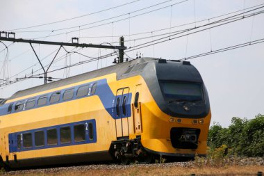 Moordrecht 'teki raylarda Hollanda' daki Gouda 'ya giden çift katlı şehirlerarası tren var..