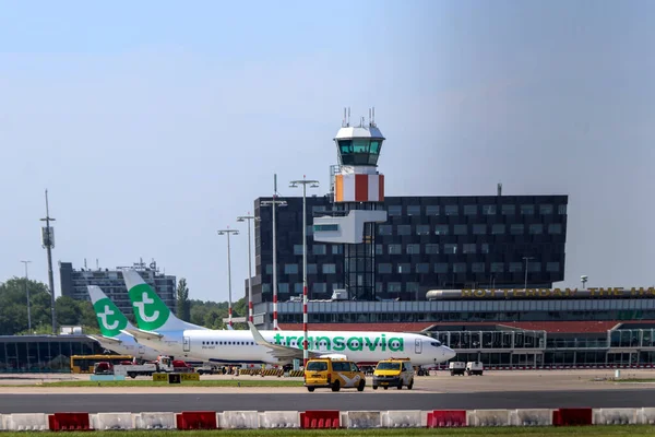 Rotterdam 'daki terminal için Transavia Boeing uçakları Hollanda' daki Lahey Havaalanı