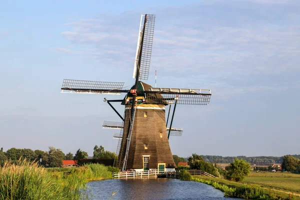 荷兰Leidschendam市Stompwijk连续三个风力发电机组 以保持驱动式传送机的干燥 — 图库照片