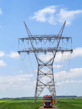 Oosterwolde Gelderland 'daki şiddetli fırtınadan sonra yüksek voltaj kablolarını kırmış bir direk.