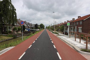 Zuidplas 'taki Hollanda' nın Zevenhuizen kentinde Noordelijke Dwarsweg 'in yeniden inşası