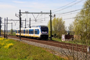 Hollanda 'daki Driebruggen' da NS 'nin SLT sprinter treni yolda.