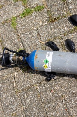 Lahey 'de uyuşturucu olarak kullanıldıktan sonra otoparkta bırakılan azot oksit ve siyah balonlarla dolu silindirler.