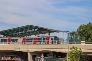 RET metrosu Hollanda 'daki Rotterdam Nesselande İstasyonu' ndan ayrılıyor.