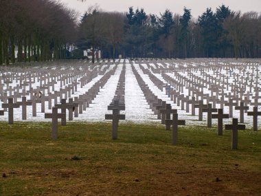 Hollanda 'daki Ysselsteyn Alman savaş mezarlığı. Bunlar da 2. Dünya Savaşı sırasında Overloon muharebesinde gömülen bilinmeyen askerler.