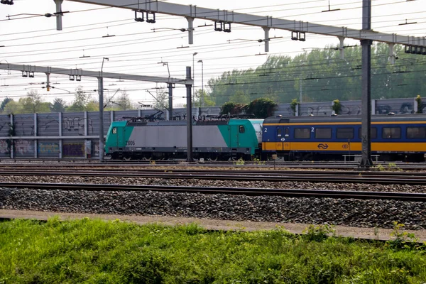Hollanda Nın Barendrecht Kentindeki Demiryolunda Konteynır Taşıyan Traxx Lokomotifi — Stok fotoğraf