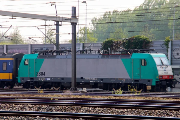 荷兰巴伦德雷赫特铁路中装有集装箱货运的Traxx机车 — 图库照片