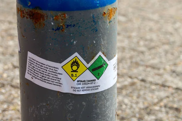 在海牙 装有一氧化二氮和黑色气球的气瓶在作为毒品使用后留在停车场 — 图库照片