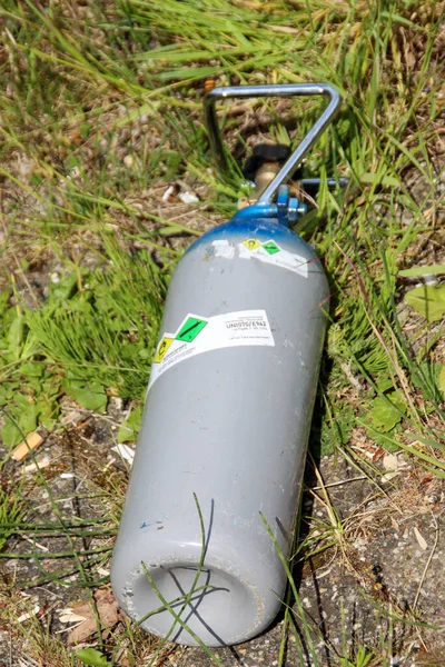Cilinders Met Lachgas Zwarte Ballonnen Achtergelaten Parkeerplaats Gebruik Als Drugs — Stockfoto