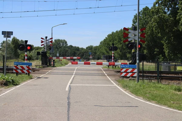 Barriers Closed Red Lights Railway Crossing Close Dordrecht Netherlands — Stock Photo, Image